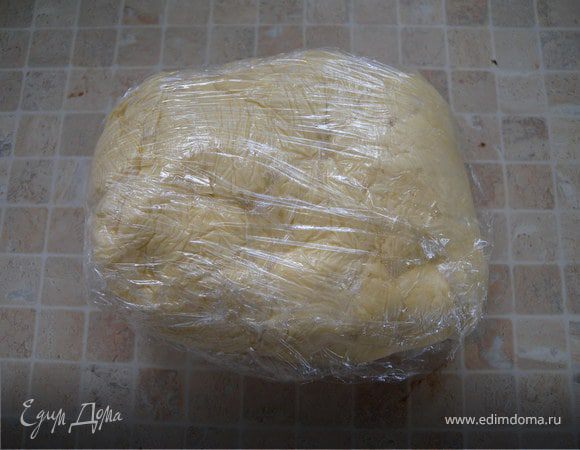 Если у вас такие же конусы как у меня и их 10 шт, то разделить тесто  на 4 колобка. Одного колобка хватает на 10 трубочек. В итоге их будет 40 штук!!!!! Завернуть в пленку. Оправляем в морозилку на 1 час