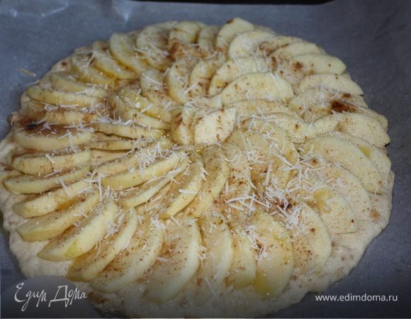 В теплой воде развести дрожжи, соль, сироп, 50 гр. манки, 50 гр. муки. Оставить на 30 минут в теплом месте. Добавить все остальные ингредиенты. Замесить тесто  и еще на 30 минут в теплое место. Противень застелить бумагой для выпечки, смазать маслом. Тесто раскатать тонко. Смазать 2 ложками варенья. Яблоки почистить от кожуры и семечек, порезать на тонкие дольки и выложить на тесто. Посыпать корицей, сахаром. Полить оставшимся вареньем. Натереть сыр. Сбрызнуть маслом и поставить в духовку на 15-20 минут. Температура духовки должна быть 220 градусов. Приятного аппетита!