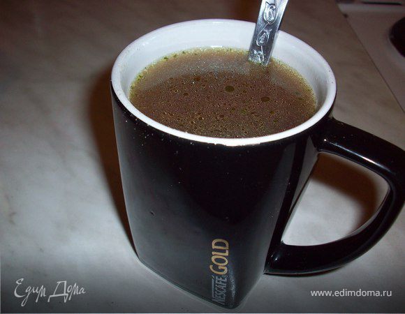 Бульонные кубики залить кипятком и приготовить бульон. (У меня кубики с грибным вкусом). Не хотите использовать кубики залейте кипятком, но не забудьте посолить.