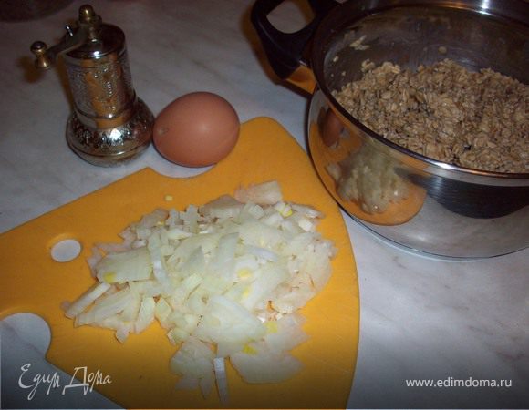 В набухшие хлопья добавляем мелко нарезанный лук, яйцо, перец.Тщательно перемешать.