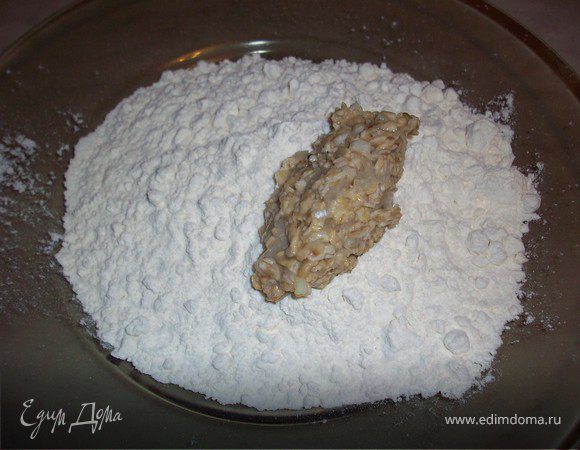 Двумя столовыми ложками из полученного фарша формуем заготовки и панируем их в муке.