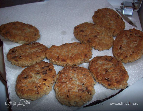 Обжаренные котлетки выкладываем на бумажное полотенце для удаления лишнего жира.