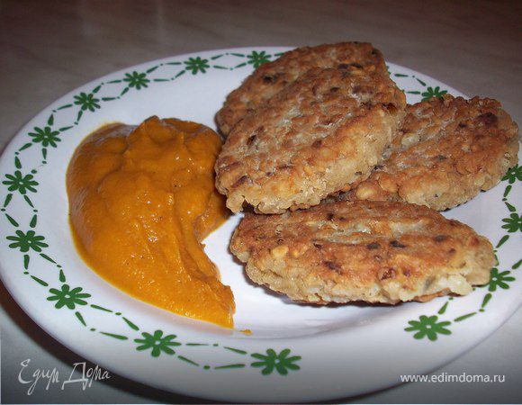 Подаем со сметаной или соусом. У меня с икрой кабачковой.