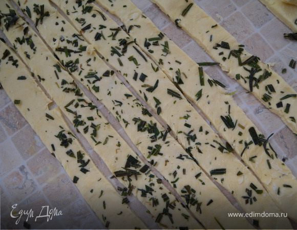 Берем один колобок. посыпаем столешницу мукой. Раскатываем приблизительно 20х20 см "прямоугольник". Посыпаем 1 ст л розмарина. Приминаем скалкой, режем на 10 полосок по 2-2,5 см шириной. (если нет свежего розмарина - можно использовать сушенный. Закладка в тесто при завешивании, но 1 ст лодка с небольшим верхом...)