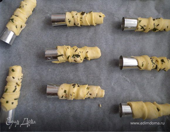 Конусы смочить в холодной воде. Наматываем полоску теста начиная с тонкого конца конуса с нахлестом в 0,5 см. Делайте 4 ободка (максимум 5) лишнее отщипывайте.