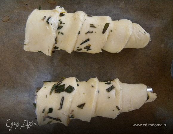 Выложить на бочек на противень выстеленный пекарской бумагой. Выпекать при температуре 220 С около 10 минут. До светлого золота...