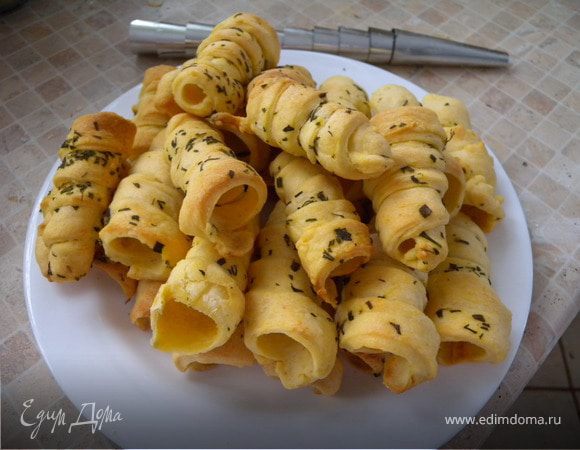 Снимать трубочки горячими. Это достаточно легко. Их нужно немного прокручивать. Но тесто и конусы горячие - белите их обычными бумажными салфетками... Полностью остудить.