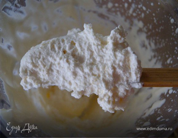 Взбить сливки. Осторожно подмешать сыр.