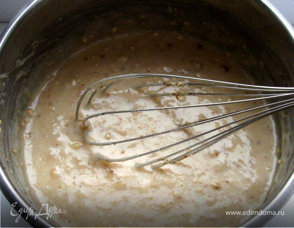 Добавить в миску муку, орехи и соду, погашеную лимоным соком.Тесто должно быть по консинстенции, как густая сметана.