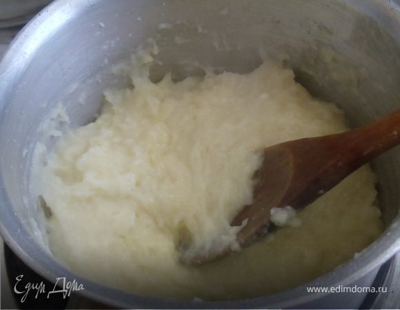 Влить в кастрюлю воду, положить масло и соль, и на среднем огне довести до кипения.
Просеять муку и сразу же добавить в воду с маслом и деревянной ложкой очень хорошо перемешать пока масса не станет однородной,не образует ком и не отстанет от стенок кастрюли.
Снять с огня и дать чуть остыть.