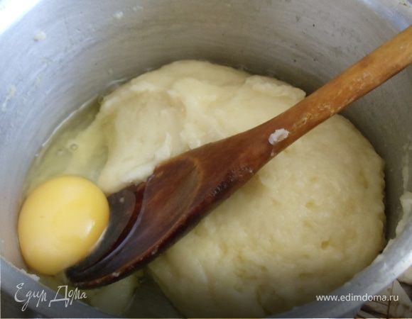 Вбить в массу по одному яйца и каждый раз хорошо взбивать, пока тесто не станет гладким.
