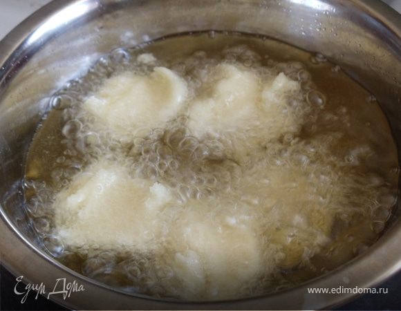 В сотейнике разогреть масло. Чайную ложку смазать маслом, набрать ею тесто и опустить в кипящее масло.
Жарить несколько пышек за раз, в течении 5 минут.