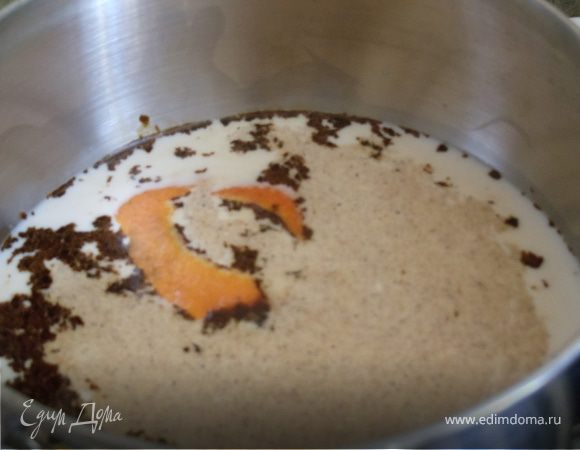 Для напитка в кастрюлю влить молоко, добавить кусочки шоколада, цедру, кофе и мускатный орех.
Прогреть пока шоколад не растает.
Увеличить огонь и постоянно помешивая довести до кипения.
Снять с огня, взбить венчиком до появления пены и снова поставить на огонь, довести до кипения.
Чуть остудить, удалить цедру и разлить о стаканам.