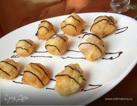 Посыпать пышки сахарной пудрой и подавать с напитком.
