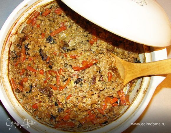 В глиняный горшок выложить крупу,грибы-овощи,соль-пряности.Перемешать.Залить бульоном и сливками,закрыть крышкой и поставить в духовку.Часа полтора можно не вспоминать про кашу.Потом вытащим горшок из печки и проверим))На соль и на наличие жидкости.Если её мало можно добавить(сливками или овощным бульоном сами решайте;).Уменьшаем Т до 170С.И оставляем ещё на час.Потом выключаем духовку и ещё часик-полтора пусть она постоит в остывающей печи))А вот теперь можно смело доставать и кушать))Уверенна вкус вас не разочарует))Приятного аппетита!