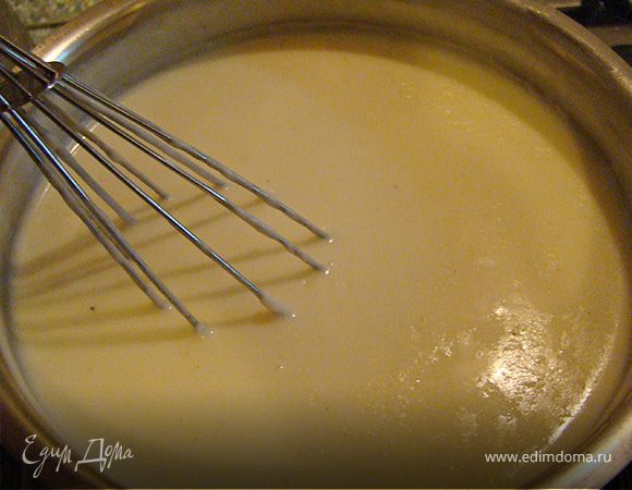 Для того, чтобы приготовить соус бешамель, нужно растопить масло, добавить туда муку, перемешать и после влить молоко. Затем нужно посолить и поперчить. Варить нужно, пока соус не загустеет и не будет по консистенции напоминать сметану.