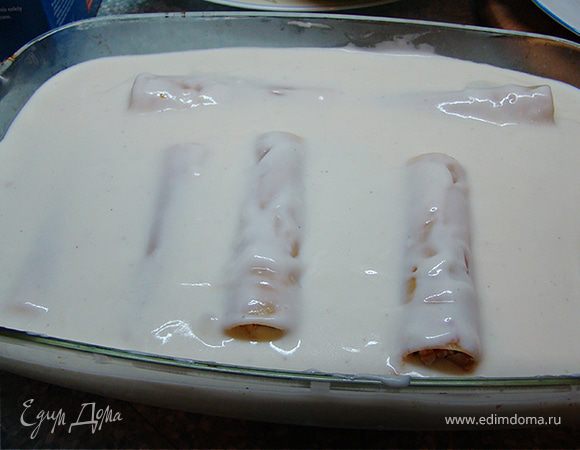 Залейте оставшимся соусом сверху.