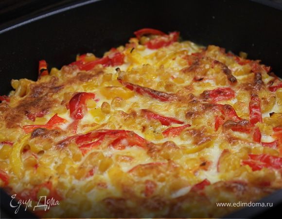 В миске взбиваем яйца, вливаем сливки. Добавляем пармезан, солим перчим и перемешиваем. Заливаем этой смесью наши овощи и запекаем около 35-40 минут. До корочки! Подать можно прямо в форме. Это красиво!