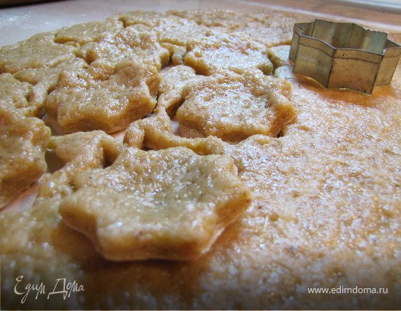 Посыпать стол/доску мукой и раскатать наше тесто. Вырезать звездочки.