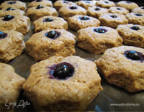 Выпекать печенье в духовке на среднем огне 15 минут, тогда оно получится мягкое в середине, 20 минут - посуше, в общем на любителя.