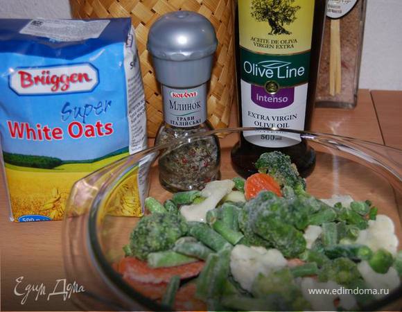 К овощам добавляем немного воды (30-40мл.), 1-2 ст.л. оливкового масла и готовим в СВЧ-печи 7 минут на высокой мощности, затем добавляем специи (чем больше, тем вкуснее),можно сушеную паприку, морскую соль. И готовим на средней мощности еще 7 минут.