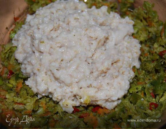 Теперь наши тушеные овощи превращаем в пюре (можно просто потолочь как картофельное) и добавляем к нему загустевшую овсяночку.