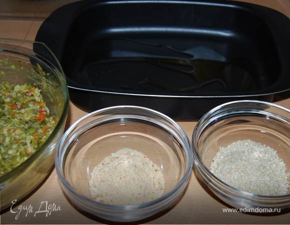 Теперь из этой чудной массы делаем небольшие шарики-биточки, обваливаем их в сухарях и кунжуте,выкладываем в форму для запекания (на донышко - немного оливкового масла) и отправляем в духовку (190градусов) минут на 20, до образования хрустящей аппетитной корочки. 
В качестве соуса у меня был гранатовый Наршараб и как-то неожиданно подошел Вассаби.