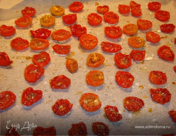 Салат. Здесь все просто. Если вы используете чернослив, то лучше замочить его в чае (я замачивала в зеленом) или чуть отварить.  Стручки гороха закинуть в кипящую подсоленную воду на 3-5 минут, воду слить и обложить льдом, для того, чтобы осталась хрусткость. Грейпфрут и апельсин очистить от кожуры и пленок, разобрать на дольки. Манго очистить от кожуры и ножом для чистки овощей нарезать лепестки (тоненькие ломтики).