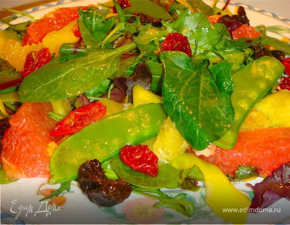В миске заправить листья салата соусом, оставив небольшое количество. На тарелку выложить листья салата, затем лепестки манго, дольки грейпфрута, стручки гороха, дольки апельсина. Сливы разложить по краю, Черри выложить хаотично. Сбрызнуть оставшейся заправкой. Надеюсь, хорошее настроение будет гарантировано!