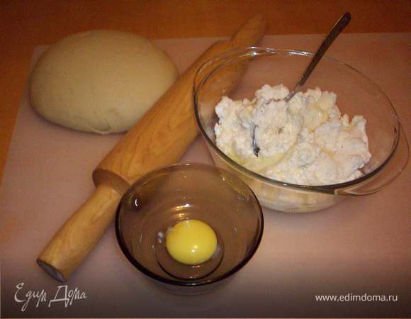 Перемешиваем творог с сахаром, с количеством в зависимости от желаемой сладости, можно добавить ванилин и один яичный белок.

