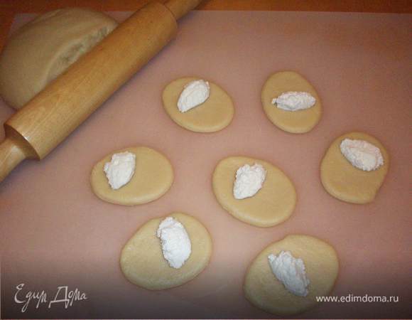 Готовое тесто раскатываем толщиной 5мм, вырезаем кружочки желаемого размера (в зависимости от того какие по величине сочни Вам хочется), на одну половинку кладем по ложечке начинки.
