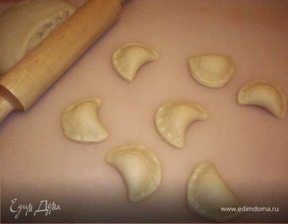 Слепляем сочни не очень сильно, готовые укладываем на противень и смазываем их желтком.
