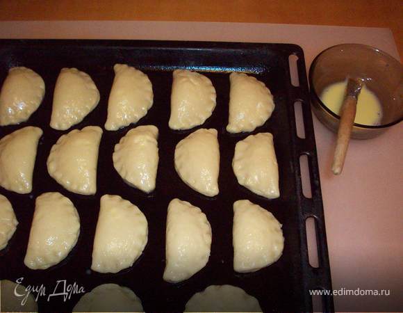 Выпекаем сочни при не высокой температуре 160-170 градусов до светлой золотистой корочки.Даем остыть на решетке.