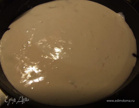 Бруснику выкладываем ровным слоем. 
Безе:охлажденные белки и пудру взбиваем до густой пены и выкладываем ровным слоем поверх брусники. 