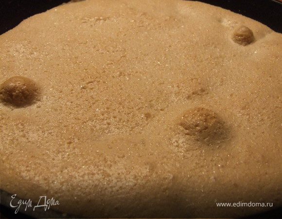 Отправляем в разогретую духовку на 40-60 минут, чтобы безе стало сверху твердым