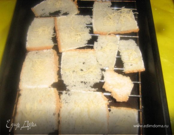 Готовим хлебные чипсы. Замороженный хлеб режем тонко, выкладываем на противень, посыпаем тертым сыром и подсушиваем.