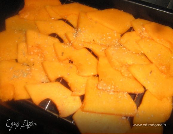 Тыкву режем очень тонкими дольками, выкладываем на противень, посыпаем солью и орегано, ставим в духовку. тыквенный чипсы должны быть слегка мягкими. Когда они готовы посыпаем их кунжутом и оставляем в духовке еще на 3-5 минут.