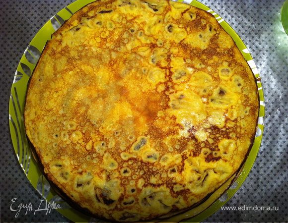 смешать яйца с сахаром, добавить молоко, масло, куркуму, соль,муку. Я смешивала миксером на минимальной, а потом на средней скорости.
Разогреть сковороду. У меня диаметр 21 см. Обжаривать бличик нужно до тех пор, пока не появится румяная корочка по краям, тут же при помощи лопатки перевернуть его на другую сторону буквально на 30 секунд. Снять со сковороды, Блинчик готов! Жарить блины нужно БЕЗ масла. Не пригорают. Проверено;) 