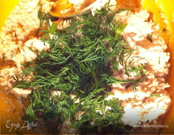 Пока блинчики остывают, готовим начинку. Мясо отварить до готовности. Я это делала при помощи мультиварки. приблизительно 12 минут получилось. Блендером измельчить мясо до консистенции паштета, добавить мелко нарезаную зелень. Перемешать. добавить специи по вкусу.