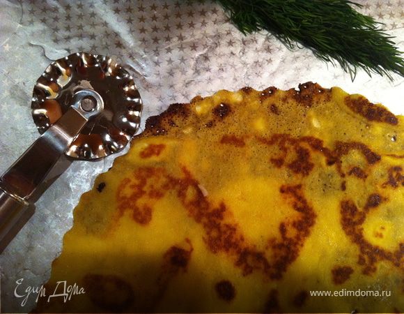 Пока куриная начинка отдыхает, займемся блинами. При помощи ножа с фигурным лезвием у блинчиков обрезать края. 