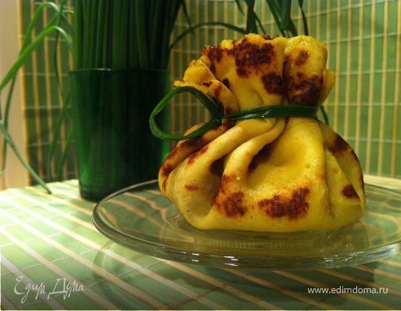 На каждый блинчик нанести начинку, края завернуть в форме корзинки. Связать при момощи зеленого лука. Корзинка готова. Bon Appétit!