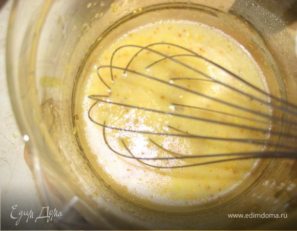 Делаем заправку. Миксером на малых оборотах всбиваем горчицу, сахар, уксус, соль, и добавляя по одной ложке вводим растительное масло. Получается майонезоподобная заправка. Можете попробовать на вкус, и если есть необходимость добавте уксус. Перемешайте заправку с салатом и дайте настояться. Чем больше времени настоится, тем вкуснее и ароматнее будет салат!!ВСЕ!