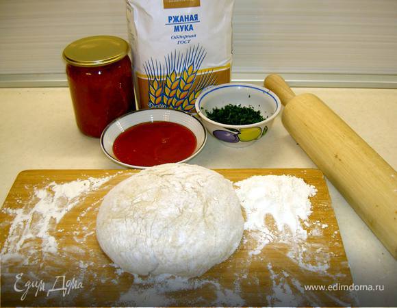 В большую подогретую миску влить 150мл теплой воды и положить дрожжи. После того как дрожжи растворяться, всыпать ржаную муку, вымесить и поставить на 30 минут в теплое место.