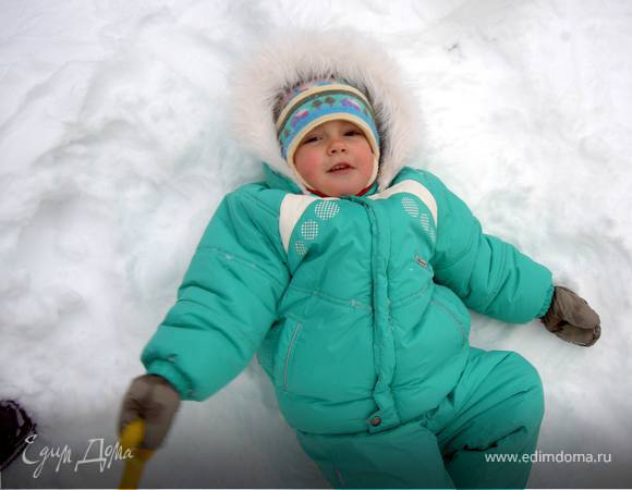 Добавить в опару теплое молоко, оливковое масло, соль, 350мл теплой воды, 500г пшеничной муки и замесить тесто. Вымешенное тесто поставить на 2 часа в теплое место.
Как раз, чтобы успеть погулять с Ульяной. Ведь скоро снега не будет, так не поваляешься.