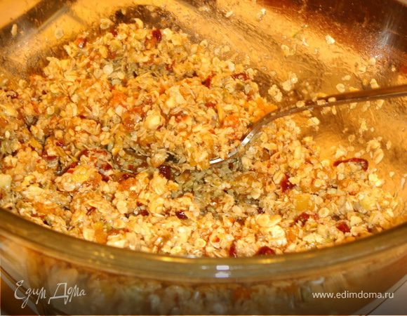 Духовку разогреть до 180С.
Смешать масло и мед, растопить на медленном огне, довести до кипения и прогреть 2 мин.
Сухофрукты (кроме клюквы) , и орехи немного пробить в блендере, должны чувствоваться кусочки. Смешать овсяные хлопья, фруктово-ореховую смесь, клюкву, смесь семечек, кокосовую стружку. Добавить медовую массу и перемешать до однородности.