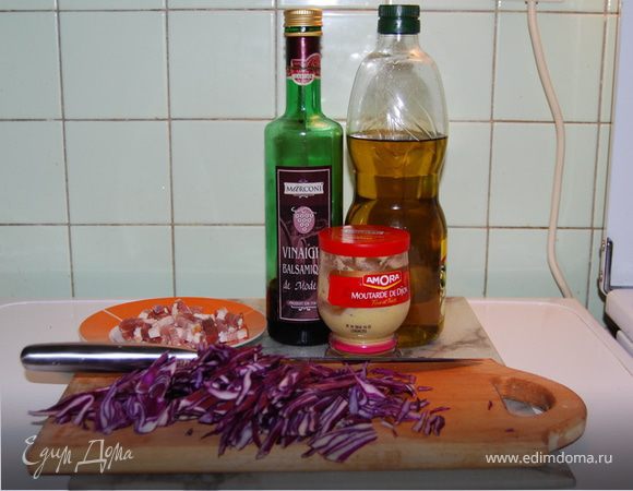 Далее все просто: капусту нашинковать и помять с небольшим количеством соли, тем временем на сковородку положить кусочки бекона и обжарить их- я не добавляю никакого жира, итак, достаточно. Хотя в многих рецептах на французских сайтах предлагается обжаривать бекон в маргарине, но это не для меня.
Смешать столовую ложку уксуса с небольшим количеством горчицы, можно добавить немного растительного масла, но в последний раз я и этого не делала. Можно добавить щепотку сухого чеснока, черного перца. Добавить соус в салат и поверх выложить бекон, прямо с горячей сковородки вместе с жиром, который вытопился, и все быстро смешать.

