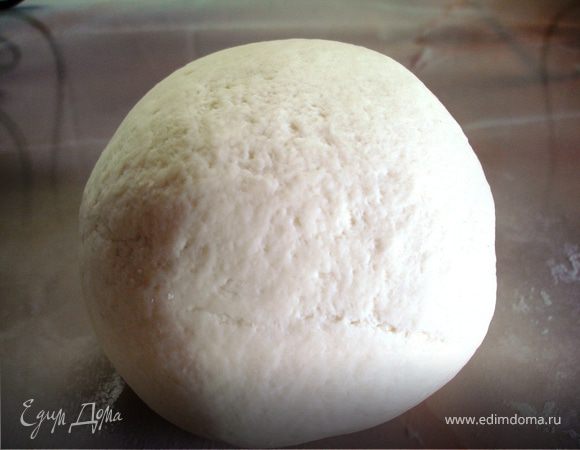 Месим 5-7 минут до эластичного состояния. Чем вымешание будет тесто, тем тоньше мы его сможем раскатать не переживая, что вареник прорвется.
