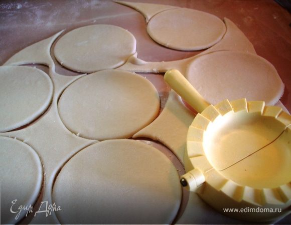 Посыпаем доску мукой и раскатываем тесто до 0,2-0,4 см. У меня есть специальная "вареничница" с помощью которой я и леплю вареники. Вырезаем из теста кружочки для будущих вареников.