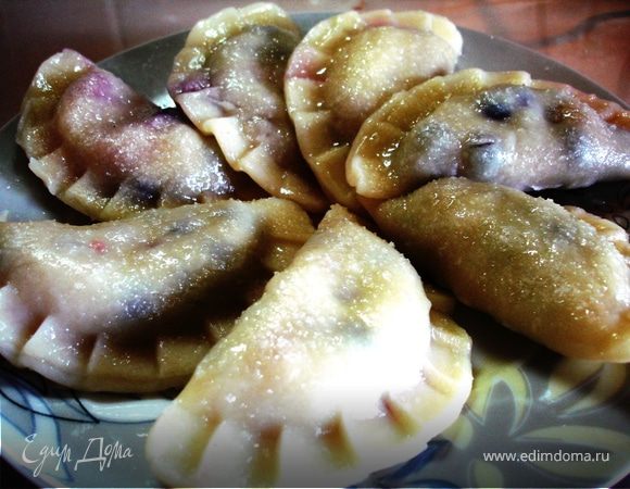 Осторожно погружаем наши вареники в кипящую подсоленную воду, варим 2-3 минуты после "всплытия".