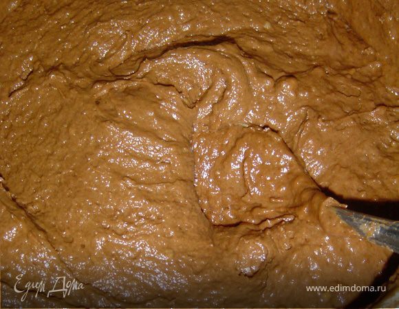 Взбиваем яйца с сахаром, ванильным сахаром, солью, до образования пены.К яичной массе добавляем растопленное сливочное масло и свежесваренный крепкий кофе, взбиваем.К полученной массе добавляем просеянные муку с разрыхлителем и какао, перемешиваем до однородной массы. Тесто можно приготовит сразу на два коржа, разделив на две равные части.